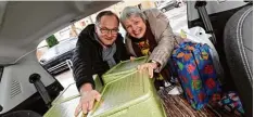  ??  ?? Johann Stoll und seine Frau Gabriele Binder Stoll beluden ihr Auto mit den grünen Transportb­oxen, um die Essen zu den Menschen zu fahren.