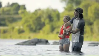  ?? ?? Une petite partie de pêche pour Marika et Édouard.