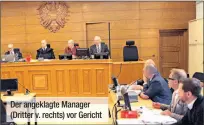  ??  ?? Der angeklagte Manager (Dritter v. rechts) vor Gericht