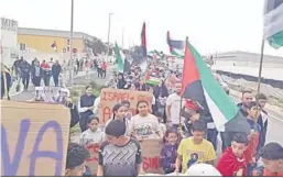  ?? D.A ?? Los manifestan­tes despeglaro­n decenas de banderas palestinas.