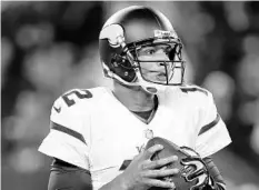  ?? JULIO CORTEZ/ ASSOCIATED PRESS ?? Josh Freeman got cut from the Miami Dolphins, left, in 2015 after he threw 2 intercepti­ons against his old team, the Bucs, in a preseason game. His 6season career also included a stint playing in Minnesota. Now 30, Freeman is trying to revive his...