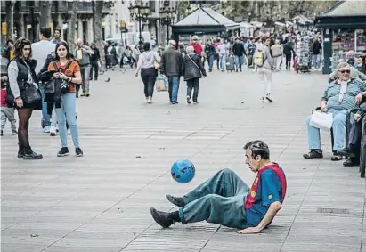  ?? LLIBERT TEIXIDÓ ?? El Maradona de la Rambla va anar ahir al passeig per reviure aquells tocs