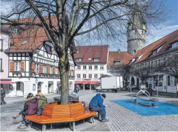  ?? FOTO: FELIX KÄSTLE ?? Der nördliche Marienplat­z ist bei vielen Gruppen ein beliebter Treffpunkt, löst bei Bürgern und Anwohnern mitunter aber auch Ärger und Angstgefüh­le aus.