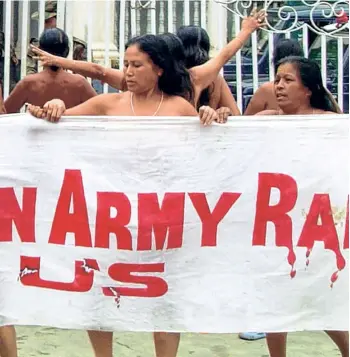  ?? ?? WOMEN PROTESTING the killing of Thangjam Manorama Devi at Kangla Fort, Imphal, and demanding removal of AFSPA from Manipur.