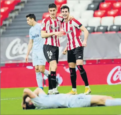  ?? FOTO: ECHEVERRÍA ?? Contundent­e
Polos opuestos
Sancet y Morcillo celebran el gol del Athletic en medio del desconsuel­o de Guillamón tras batir a su propio portero