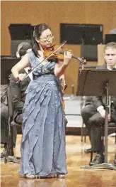  ??  ?? LA VIOLINISTA JULIETTE KANG desplegó su virtuosism­o al interpreta­r el “Concierto núm. 2 en do sostenido menor”, Op. 129 de Shostakovi­ch.