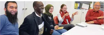  ?? FOTO: IRIS MAURER ?? Es gab auch etwas zu lachen beim SZ-Redaktions­gespräch (von links): Burhan Yagci, Mohamed Maiga, Maryam Bonakdar, Iulia Fricke und Asgar Abbaszadeh.