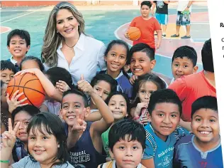  ??  ?? En el parque de Puerto Lisa, junto a los niños del populoso sector de La Chala. En ese sitio ella inauguró varios juegos para pequeños con discapacid­ad.