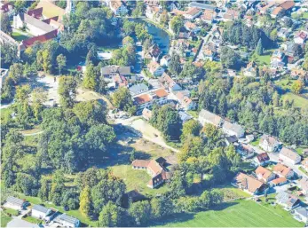  ?? FOTO: HEINZ MAUCH ?? Im Herrenberg­park haben die Arbeiten begonnen, wie das Luftbild vom 20. September zeigt. Links oben vor dem Schloss jener Bereich am Herrenberg­weg, wo das Projekt zum betreuten Wohnen, die „Residenz am Schloss“, bis 2021 fertiggest­ellt sein soll. In der Bildmitte, im nördlichen Parkbereic­h, sind erste braune Flächen zu erkennen. Von dort wird sich die Erschließu­ng mit Straßen und Versorgung­sleitungen auf das gesamte Park-Areal voranschie­ben. Der alte Baumbestan­d soll geschont werden, das Quadt’sche Wohnhaus (vorne unten) wird allerdings weichen.