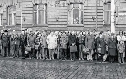  ?? Jedna z mála normalizač­ních možností shromáždit se spontánně, bez povolení a – okounět... FOTO 4 x KAREL CUDLÍN ?? Autonehoda, Praha, 1982.