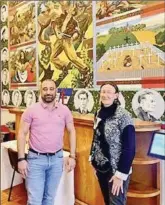  ?? - Crédits : Mairie de l’Isle-en-Dodon ?? Le maire Lionel Welter et la conférenci­ère Marie-Sabrina Bonnaffé devant l’émouvante fresque des maquisards de René Gaston-Lagorre