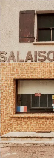  ??  ?? Derrière la façade à la Sol Carrelus, cinq génération­s de salaisonni­ers vous contemplen­t ! Les Marion à l’heure de la pause déj. En bas, petit examen des gros
Jésus en fin de journée.