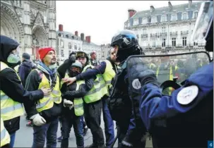  ?? STEPHANE MAHE / REUTERS ?? 6. Protesters clash with police during a demonstrat­ion in Nantes on Dec 22. 6