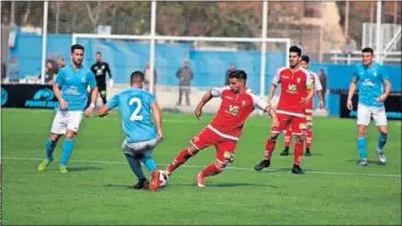  ??  ?? OTRO PINCHAZO. Forniés saltó al campo para dar más profundida­d por banda, pero eso no bastó.