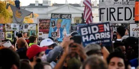  ?? AFP ?? Simpatizan­tes de Joe Bideny Kamala Harris celebraron la victoria de los aspirantes demócratas frente a la Casa Blanca en Washington el pasado 7 de noviembre.