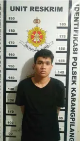 ?? POLSEK KARANG PILANG FOR JAWA POS ?? LESU: Tersangka Dicky Kurniawan saat menjalani pemeriksaa­n di Mapolsek Karang Pilang kemarin.