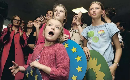  ?? ADAM BERRY / GETTY ?? Jóvenes seguidores de los Verdes alemanes mostrando ayer su satisfacci­ón ante los primeros resultados