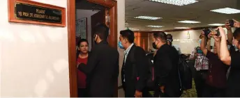  ?? — Bernama photo ?? MACC officers interact with a staff member at Ramasamy’s office.