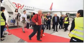  ?? (Photo Hélène Dos Santos) ?? Les premiers passagers en provenance de Roissy ont foulé le sol varois hier. L’appareil était piloté par le commandant de bord Arthur Scherer et son copilote, un Varois d’adoption Jean-Philippe Clerc.