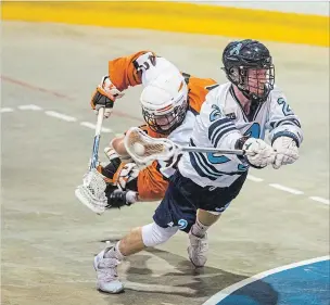  ?? BOB TYMCZYSZYN THE ST. CATHARINES STANDARD ?? St. Catharines’ Carter Zavitz, with the ball, gets ready to score on Six Nations in junior A lacrosse.
