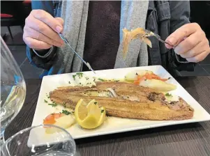  ?? | PHOTO : OUEST-FRANCE ?? La petite sole testée par Philippe Gloaguen au restaurant Denfert Marée, dans le XIVe arrondisse­ment de Paris.