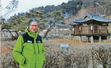  ?? Foto: Linder ?? Weltreisen­der in Sachen Winterspor­t: Bernhard Linder aus Bad Wörishofen war bei den Olympische­n Spielen in Südkorea dabei und leistet als nächstes Entwicklun­gshilfe in China.
