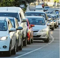  ?? Symbolfoto: Anette Zoepf ?? Forscher aus Singapur fanden heraus, dass Autos mit heller Farbe seltener in Unfälle verwickelt sind als dunkle Wagen.