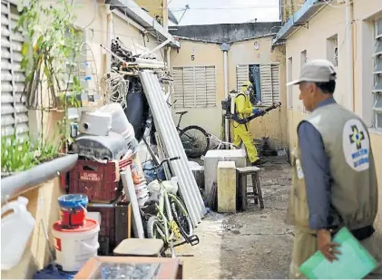  ?? ?? Fumigación. En una casa de Brasil para prevenir el dengue.