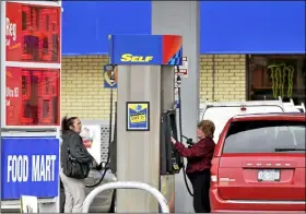  ?? FILE PHOTO ?? Customers pump gas at the Sunoco on Route 9in Halfmoon.