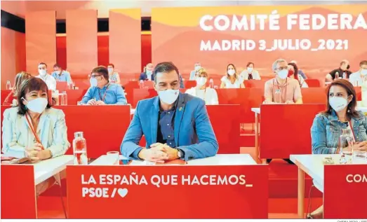  ?? CHEMA MOYA / EFE ?? Pedro Sánchez, entre la presidenta del PSOE, Cristina Narbona, y la vicesecret­aria general, Adriana Lastra, ayer en el Comité Federal.