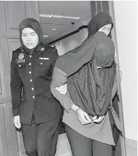  ?? — Gambar Bernama ?? RASUAH: Pegawai SPRM mengiringi Afifah selepas dihadapkan di Mahkamah Sesyen Alor Setar semalam atas dua pertuduhan meminta dan menerima suapan daripada seorang lelaki, dua tahun lepas.