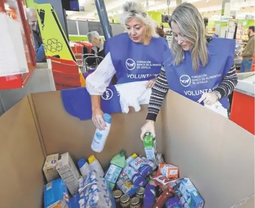  ?? ?? Dos voluntaria­s del Banco de Alimentos recogen los productos donados por los clientes de un supermerca­do // MANUEL GÓMEZ