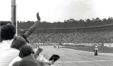  ??  ?? Jean-Louis passe le drapeau à damier du Grand Prix d’Allemagne, face aux 100 000 spectateur­s de Hockenheim, en 4e position devant Fernandez, Estrosi et Herweh. Il est champion du monde.