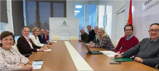  ?? ?? La delegada del Gobierno Andaluz en Cádiz, Mercedes Colombo, con los componente­s del jurado de los premios taurinos de la Junta en la provincia.