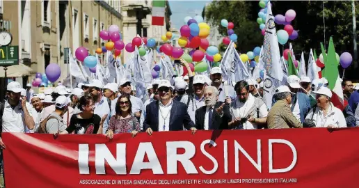  ?? LaPresse ?? La rivolta La manifestaz­ione “Noi profession­isti” di ieri a Roma per chiedere al governo l’equo compenso