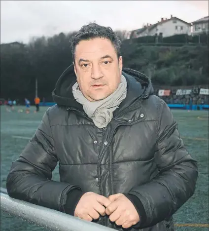  ?? FOTO: LLUIS MARI UNCITI ?? Javier Guruzeta sigue de cerca a la Real y al Eibar, equipos en los que militó en su etapa como futbolista