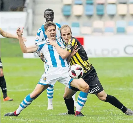  ?? FOTO: MIREYA LÓPEZ ?? Alex Petxarroma­n pugna con un futbolista del Barakaldo