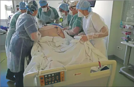  ?? (AP/Francois Mori) ?? Medical workers tend to a covid-19 patient in the Amiens Picardie hospital.