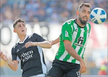  ?? ?? Borja Iglesias se lleva el balón ante Bruno, lateral de Colo Colo.