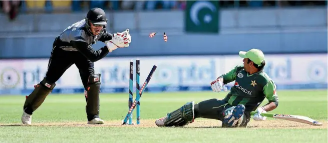  ?? RAGHAVAN VENUGOPAL/PHOTOSPORT ?? Captain Sarfraz Ahmed is stranded and New Zealand wicketkeep­er Glenn Phillips does the rest off the bowling of Mitchell Santner.