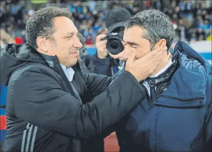  ?? FOTO: PEP MORATA ?? Eusebio Sacristán saludó a Ernesto Valverde de forma muy afectuosa antes y después del partido de Anoeta