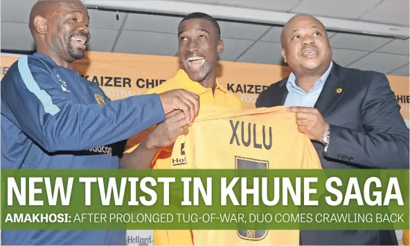  ?? Picture: Gallo Images ?? THERE’S A XULU ON MY STOEP. Kaizer Chiefs coach Steve Komphela, left, unveils new player Siyanda Xulu with football manager Bobby Motaung at Kaizer Chiefs Village in Naturena yesterday.