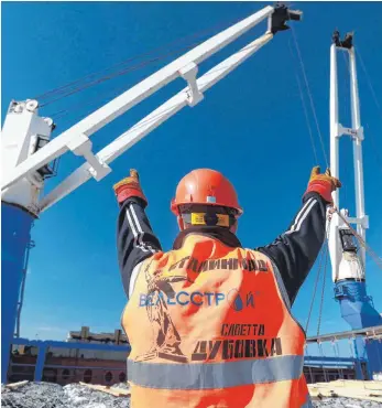  ?? FOTO: IMAGO ?? Arbeiter der russischen Ölfirma Yamal LNG am Hafen von Sabetta: Vor allem die Technologi­e zur Öl- und Gasförderu­ng hat Russland bis zur Krim-Annexion überwiegen­d aus dem Westen bezogen.