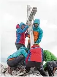  ?? Foto: Johannes Wolf ?? Die Helfer der Augsburger Bergwacht beim Aufstellen des umgestürzt­en Gip felkreuzes auf dem 2608 Meter hohen Bockkarkop­f.