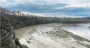  ?? PHOTO OUEST-FRANCE ?? Sur certaines zones, on peut aussi observer l’envasement de l’estuaire.