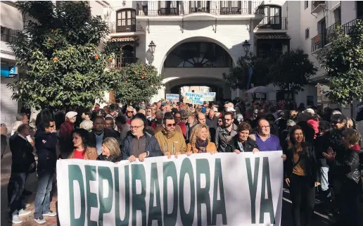  ?? Fotos: Michael Trampert ?? Die Demonstran­ten trafen sich am Rathaus in Nerja und marschiert­en von dort aus zur Kläranlage.