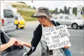  ??  ?? LIVING ON LOVE: Cora Groves, 60, left, begs at an intersecti­on in Randburg. She shares a kiss, right, with her husband, Dale, 57, who also begs there