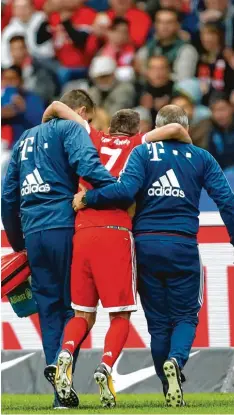  ?? Foto: afp ?? Gestützt von zwei Helfern humpelt Franck Ribéry vom Platz. Zuvor hatte er sich das Knie verdreht. Ihm droht eine längere Verletzung­spause.