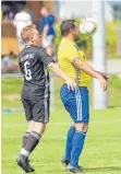  ?? FOTO: GÜNTER KRAM ?? Zweites Heimspiel, zweite Chance: Daniele Zamarco ( vorne) und die SG Argental hier bei der 1: 2- Niederlage gegen Seibranz ( Samuel Bubeck) wollen im Heimspiel gegen Mochenwang­en Ball und Gegner kontrollie­ren.