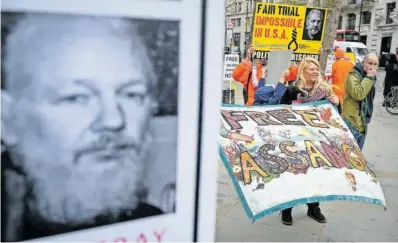  ?? LEON NEAL (GETTY) ?? Seguidores de Assange reclamaban ayer en Londres su liberación.